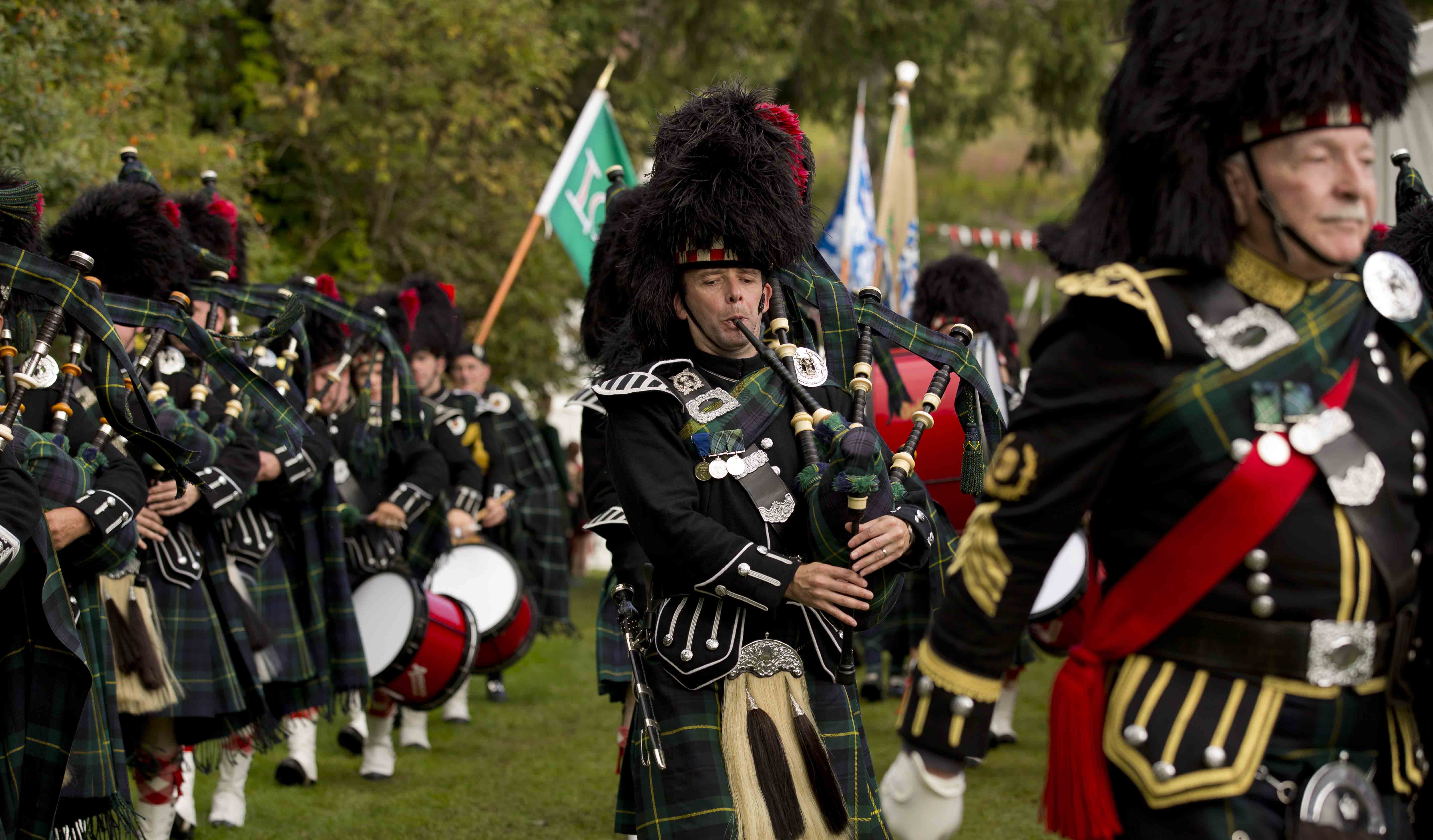 Sekkepipe-spillende kvinner og menn i kilt på Lonach Gathering.