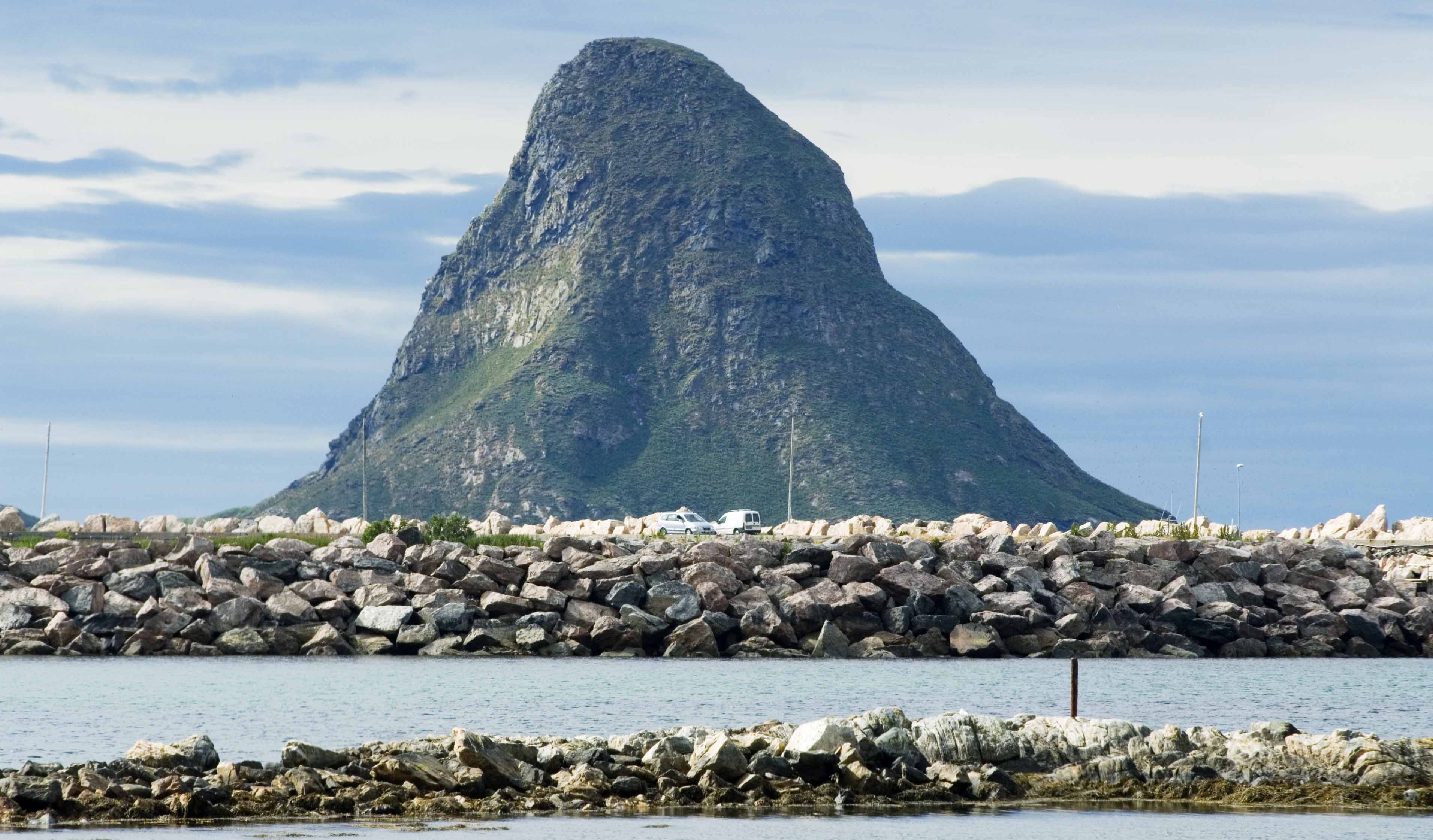 Molo med den spisse fjelløya Bleiksøya i bakgrunnen, Bleik, Andøya.