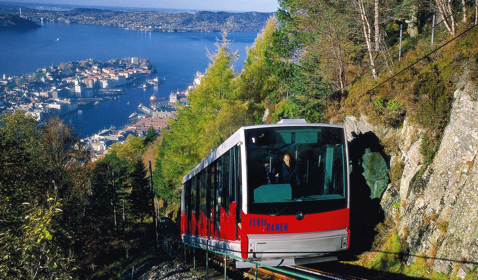 Fløibanen på vei oppover med utsikt til Bergen.