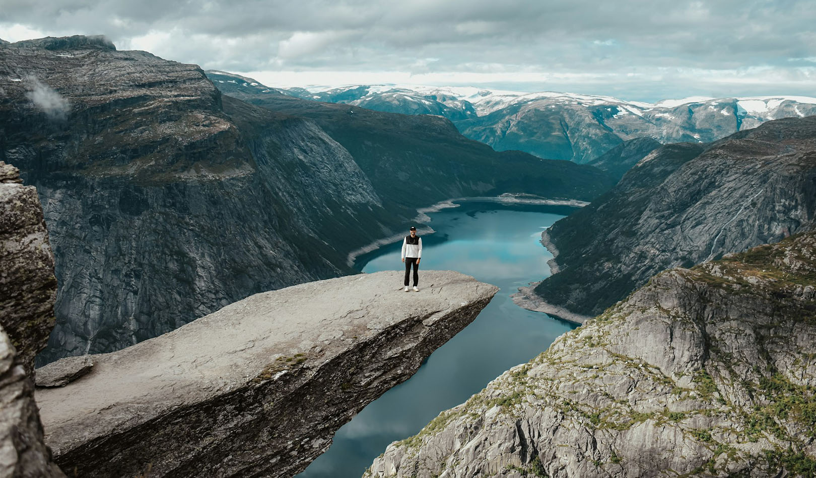 Utsikt over Trolltunga og Ringedalsvatnet