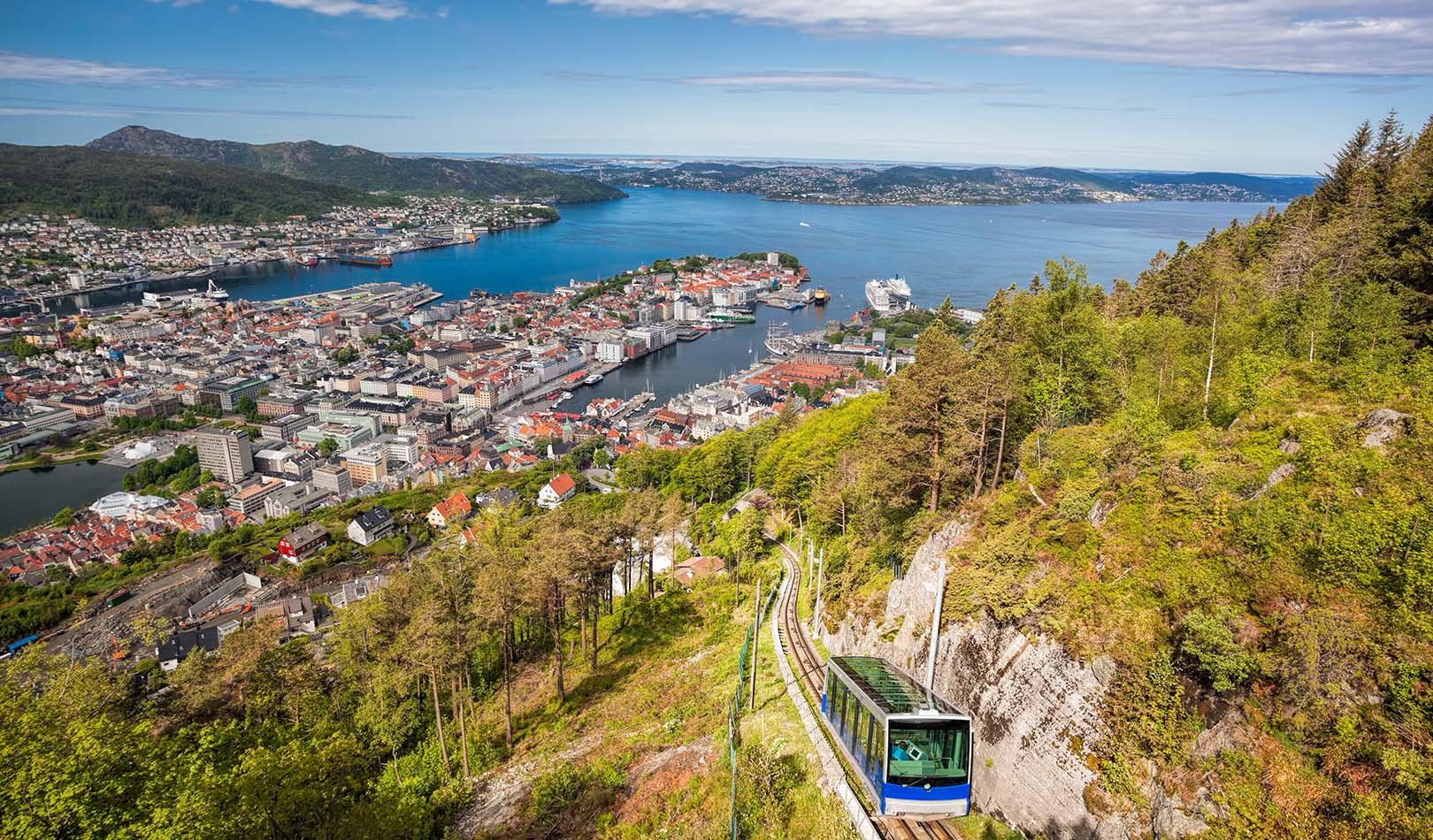 Utsikt over Bergen sentrum og Fløybanen i strålende vær, sett fra utsiktspunktet på Fløyen.