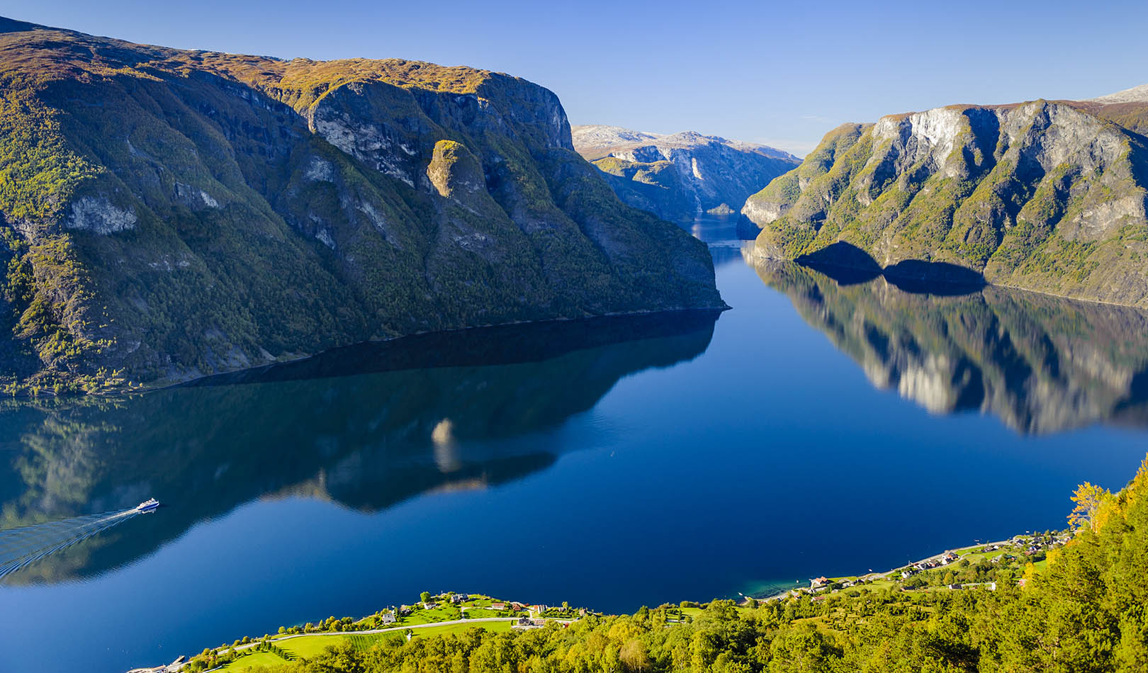 Aurlandsfjorden i sol.