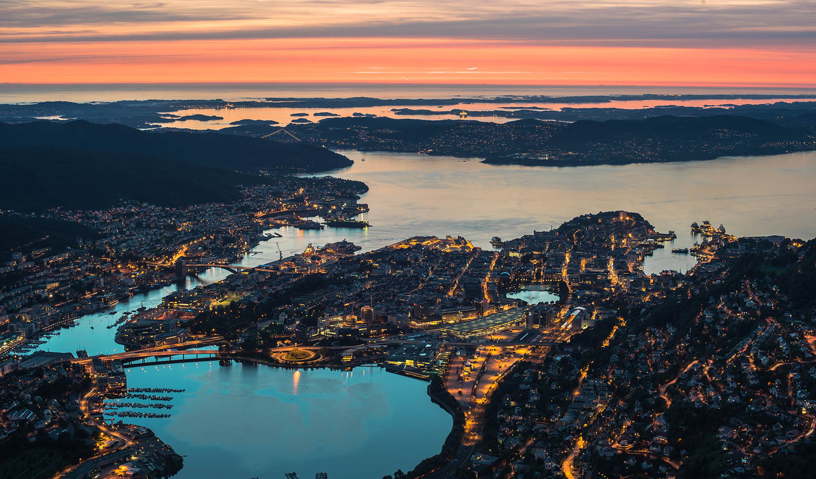 Utsikt over Bergen i solnedgang.