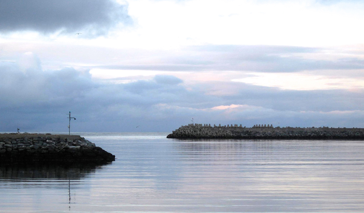 Moloene i Berlevåg i solnedgang. 
