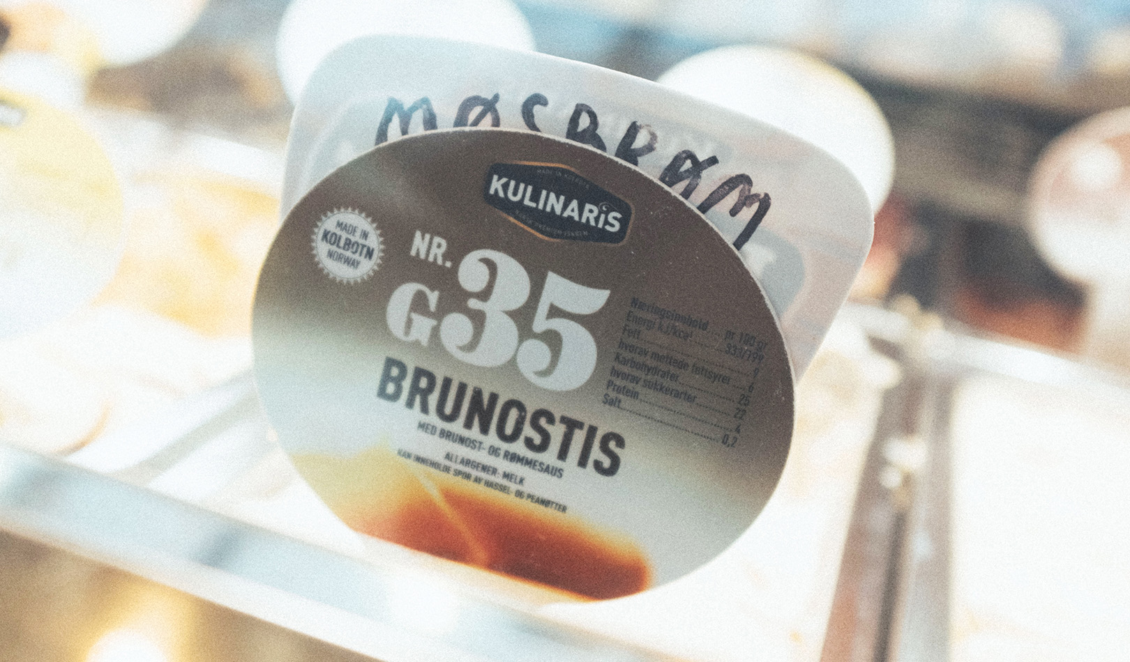 Is med møsbrøm, en lokal ingrediens fra Bodø.
