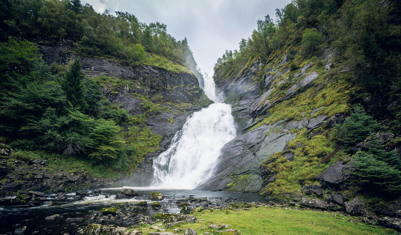Huldefossen på sommerstid, Førde.