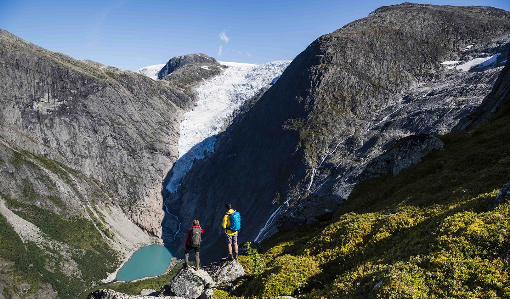 To turgåere ved Briksdalsbreen.
