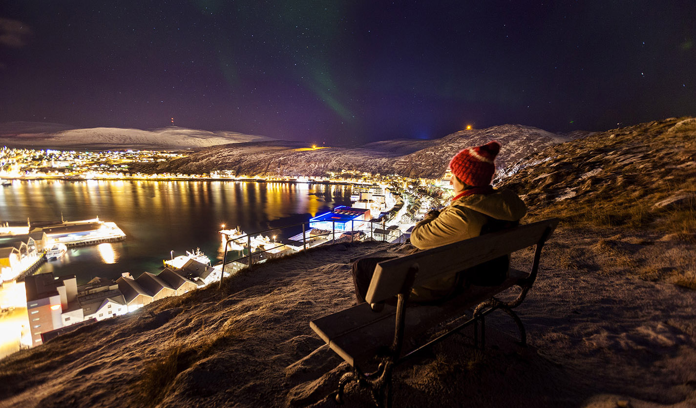 Hammerfest sett fra høyden Mt. Salen I nordlys.