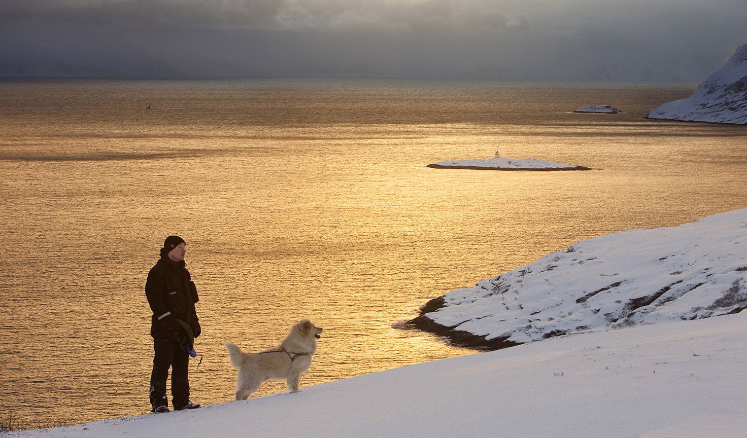 Mann med hund Sørøya, Hasvik, Finnmark. 
