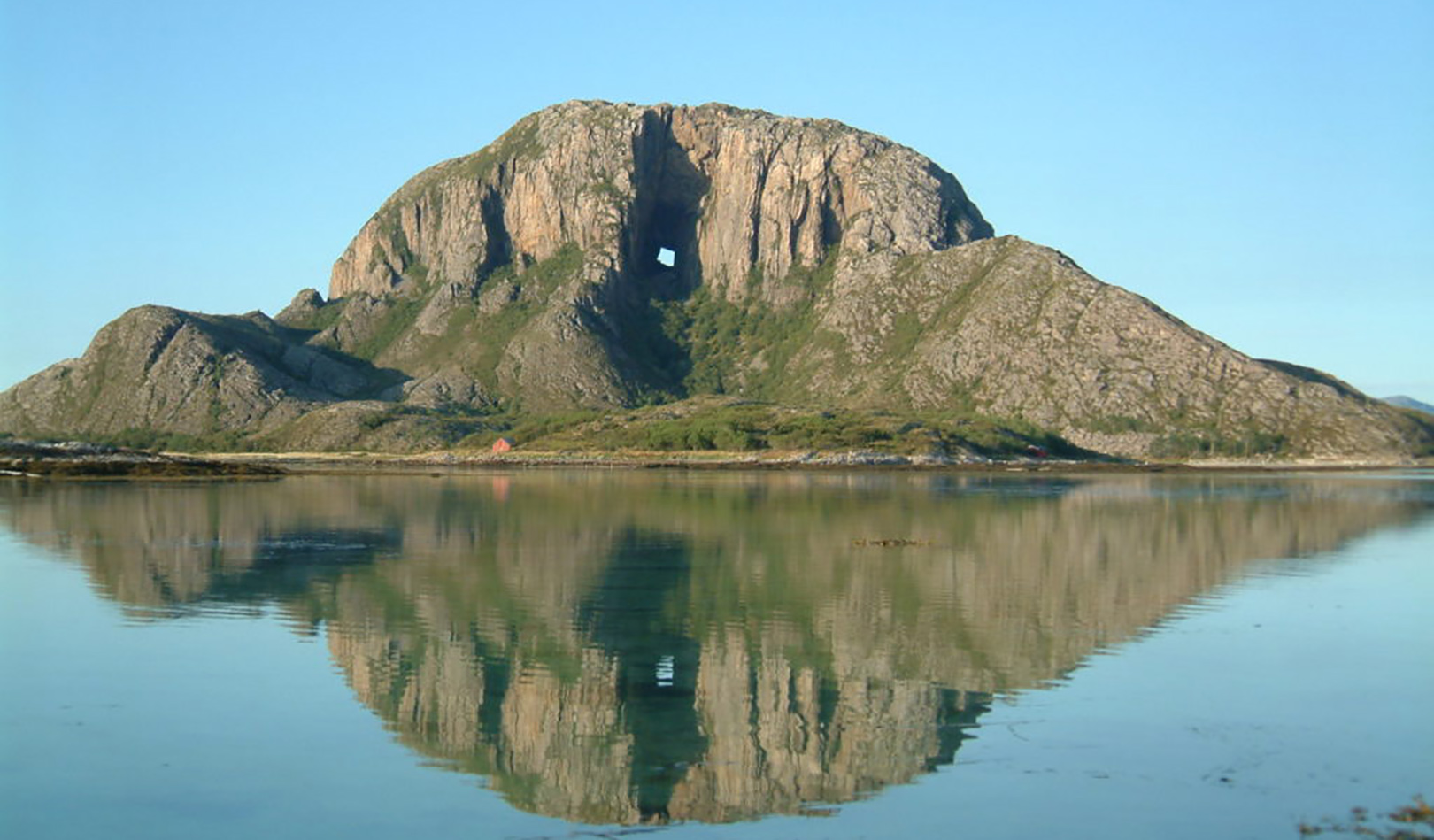 Hullet i Torghatten er faktisk hele 160 meter langt, 25 meter bredt og 15 meter høyt