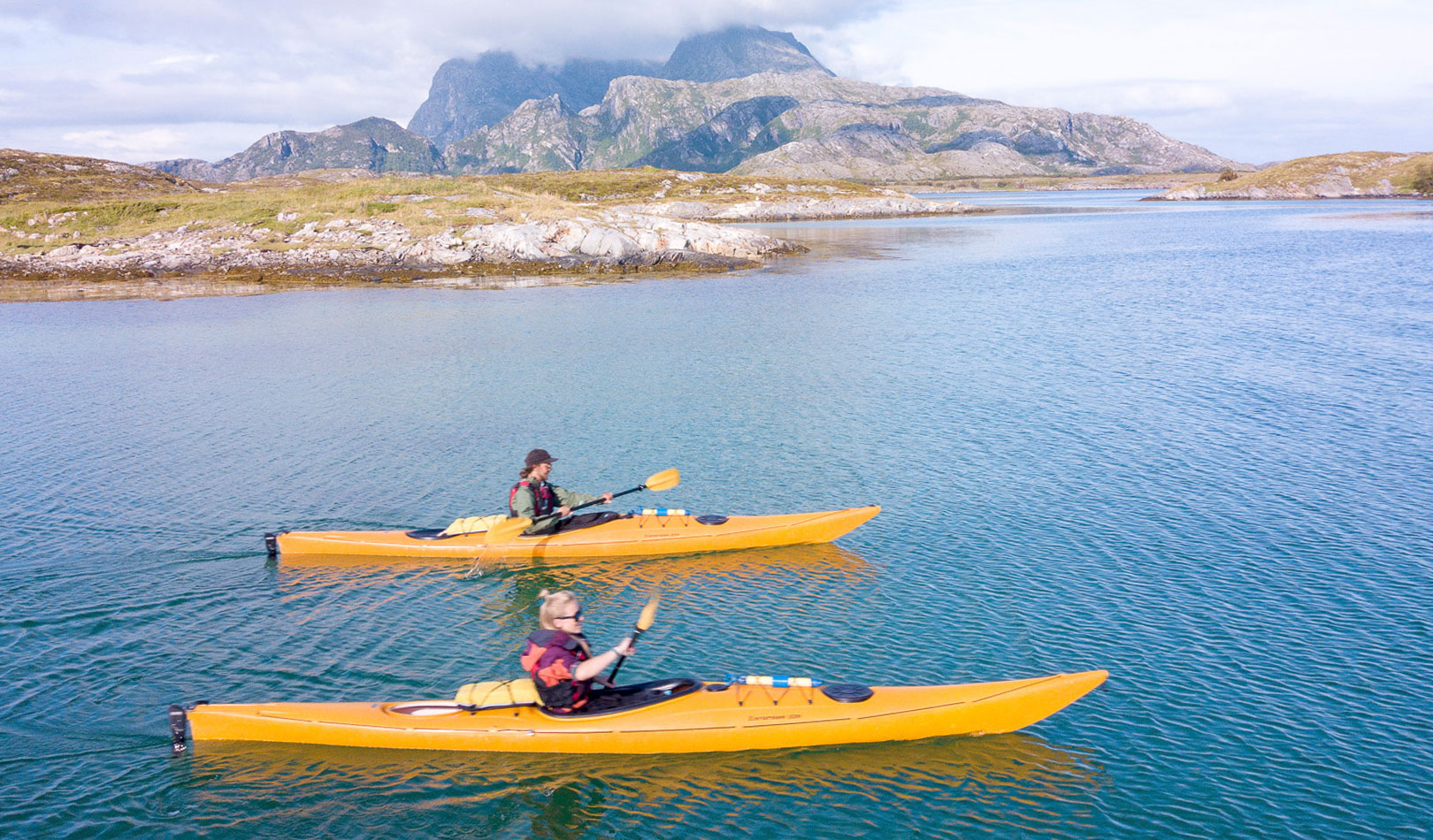 Padler kajakk på Helgelandskysten