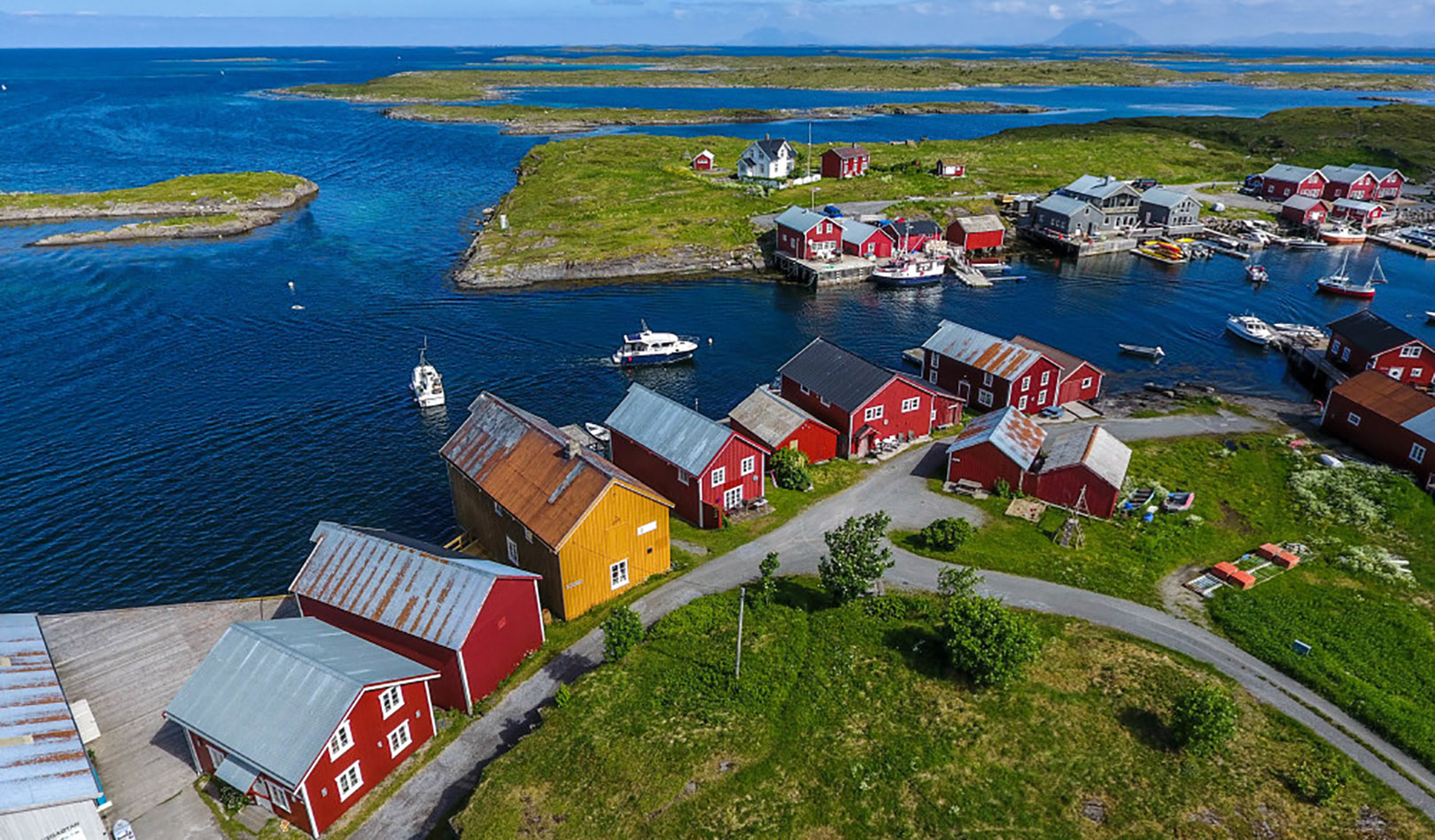 Vakre hus i skjærgården i Helgeland