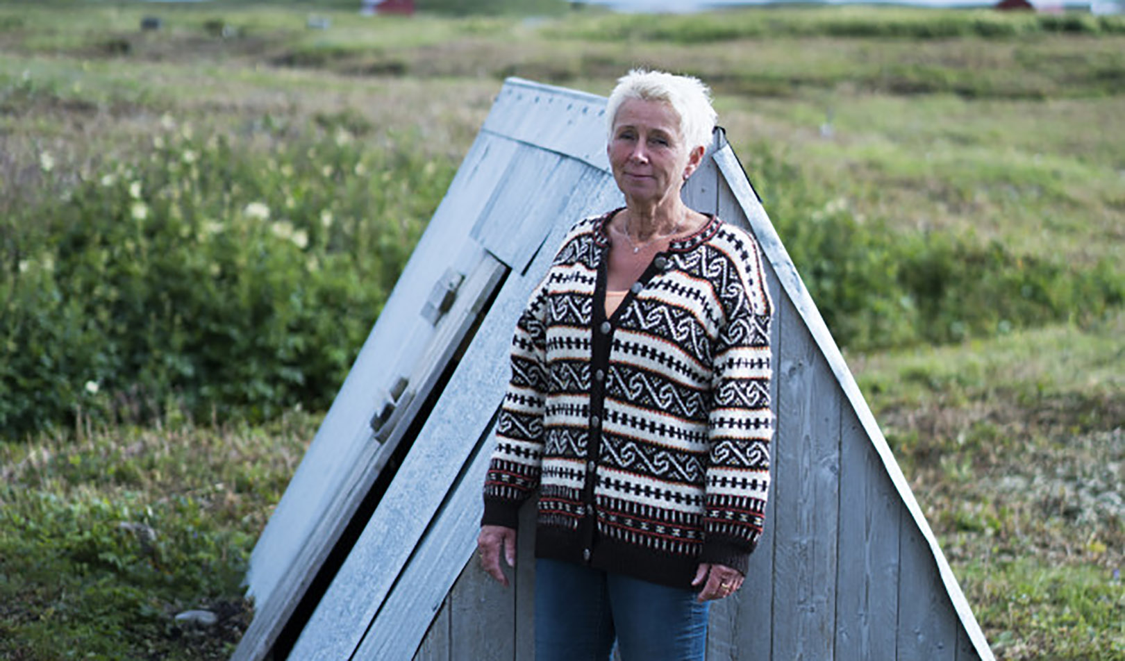 Dame i strikkegenser i Helgeland