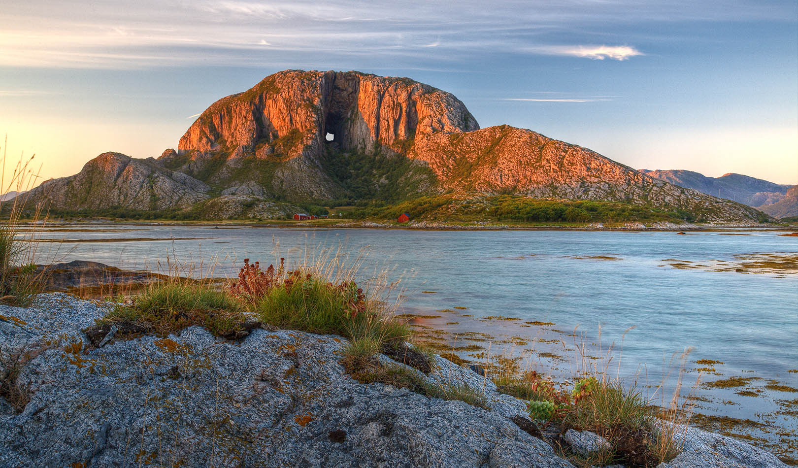 Fjellet Torghatten ved Brønnøysund med hull i. 