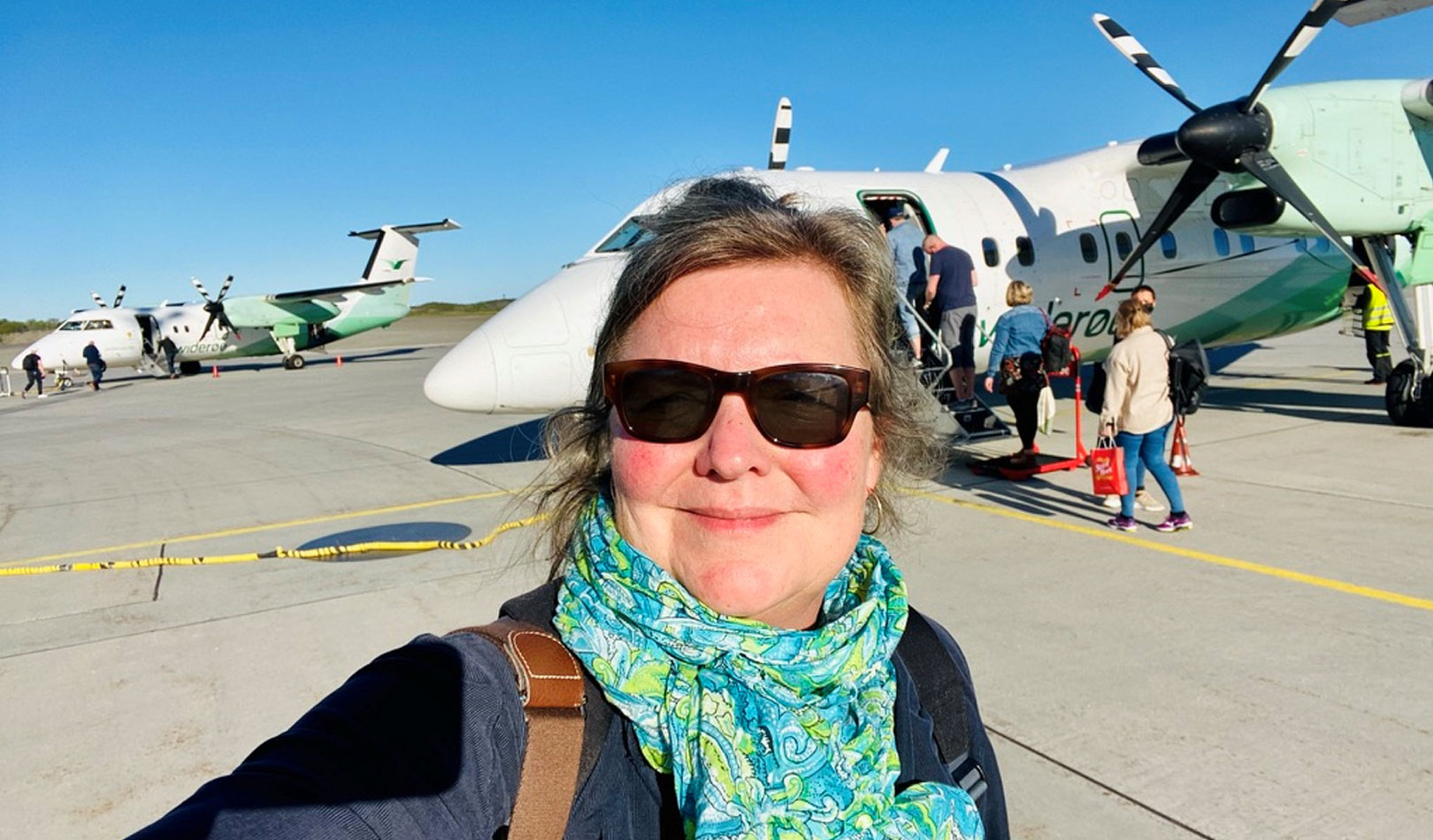 Lena på flyplassen på vei til Sandnessjøen