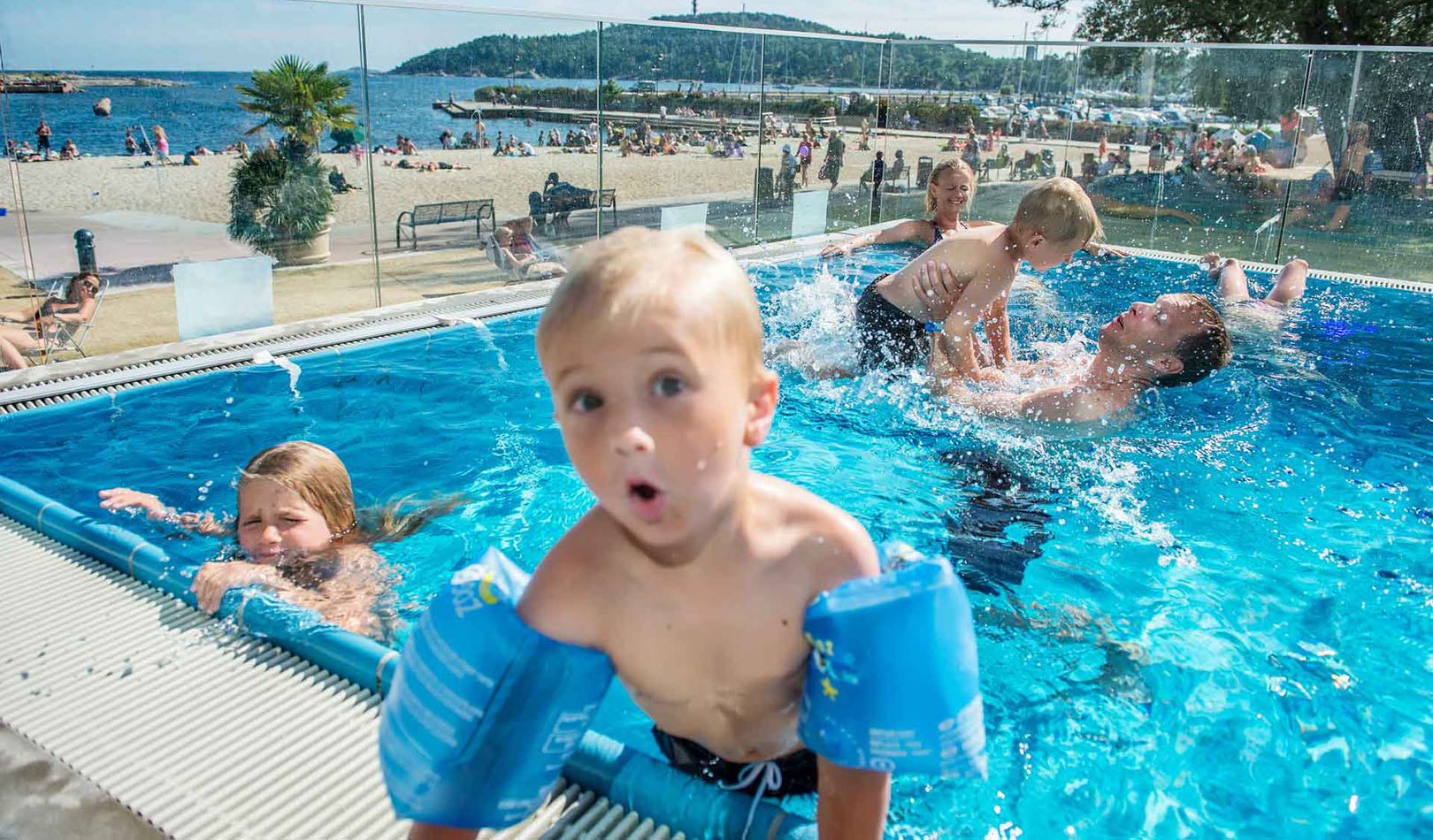 Utendørsbassenget hos Aquarama ligger rett ved stranden