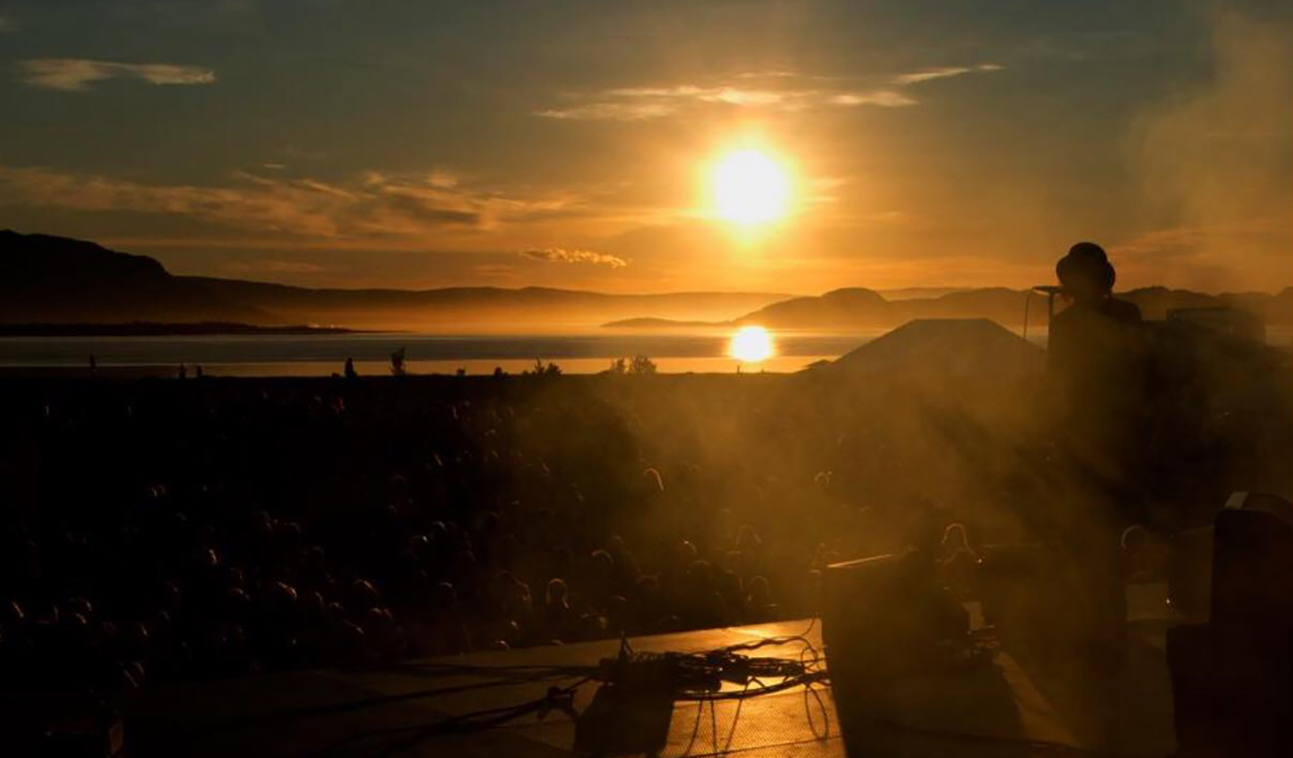 Midnattsol fra en konsertscene, Lakselv.