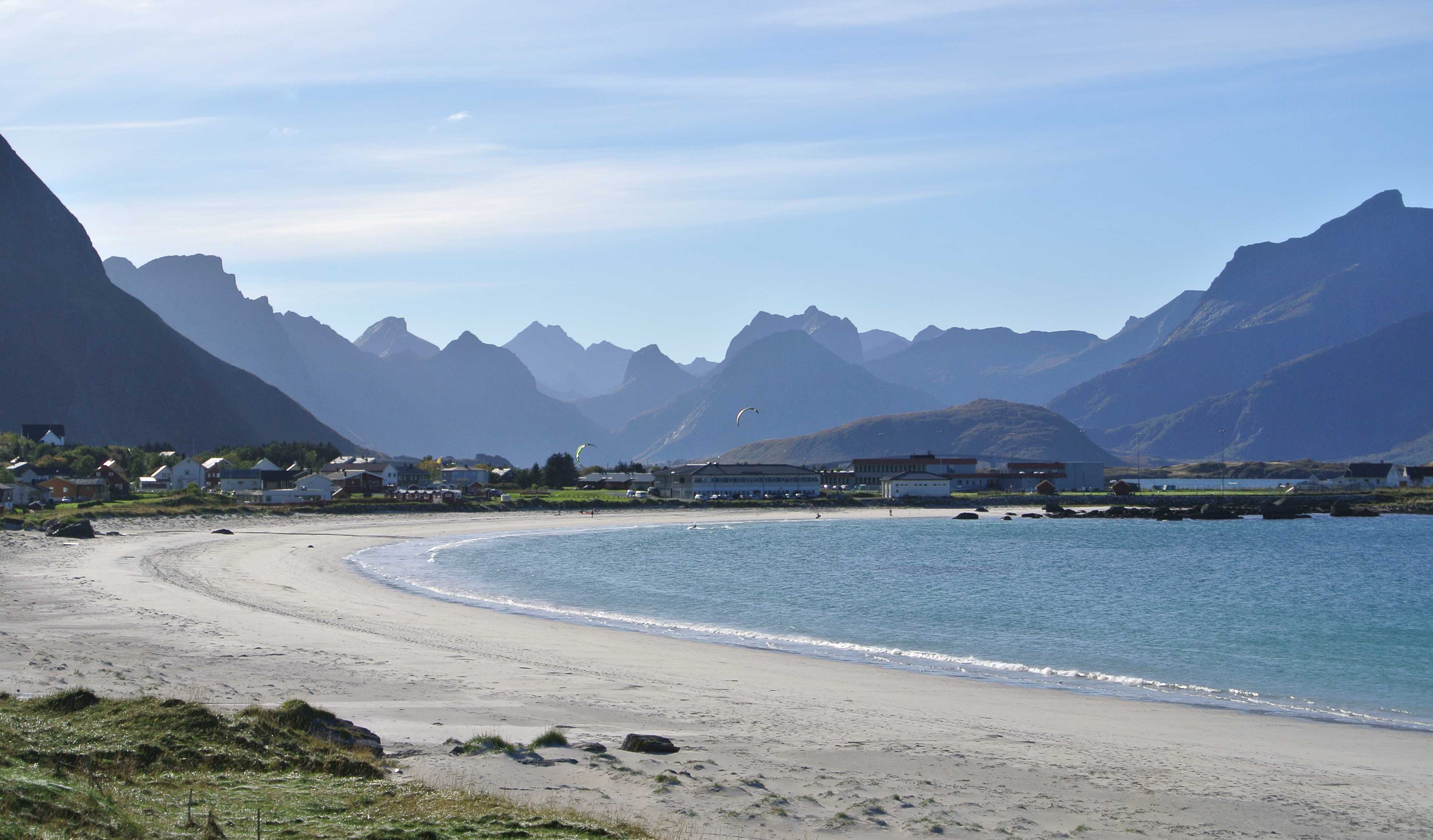 En solskinnsdag på stranden ved Flakstad i Lofoten.