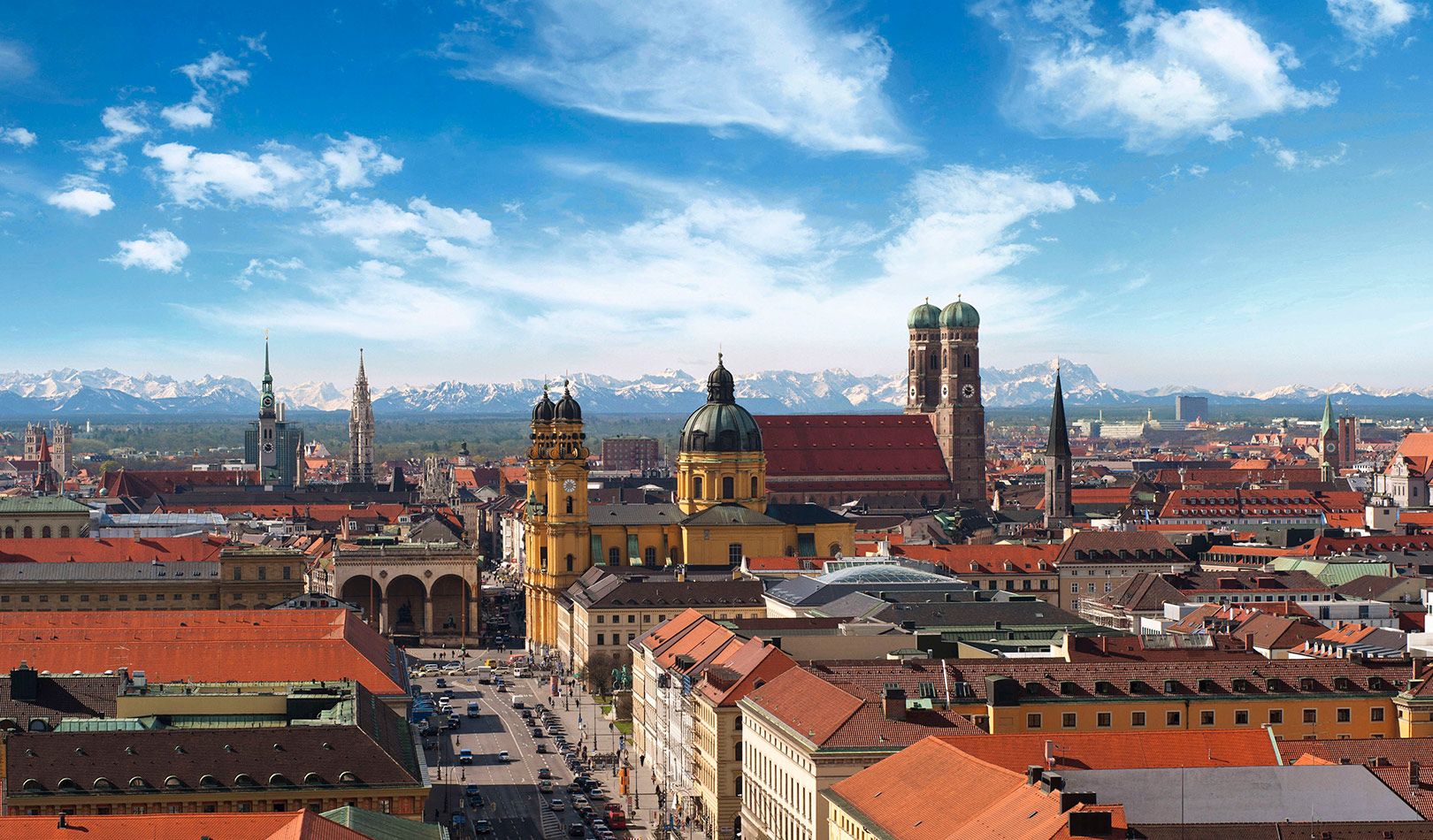 Panorama av Munchen med alpene I bakgrunnen. 