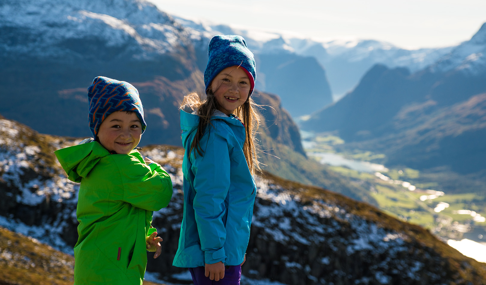 To barn på toppen av fjellet Hoven, Loen, Stryn. 