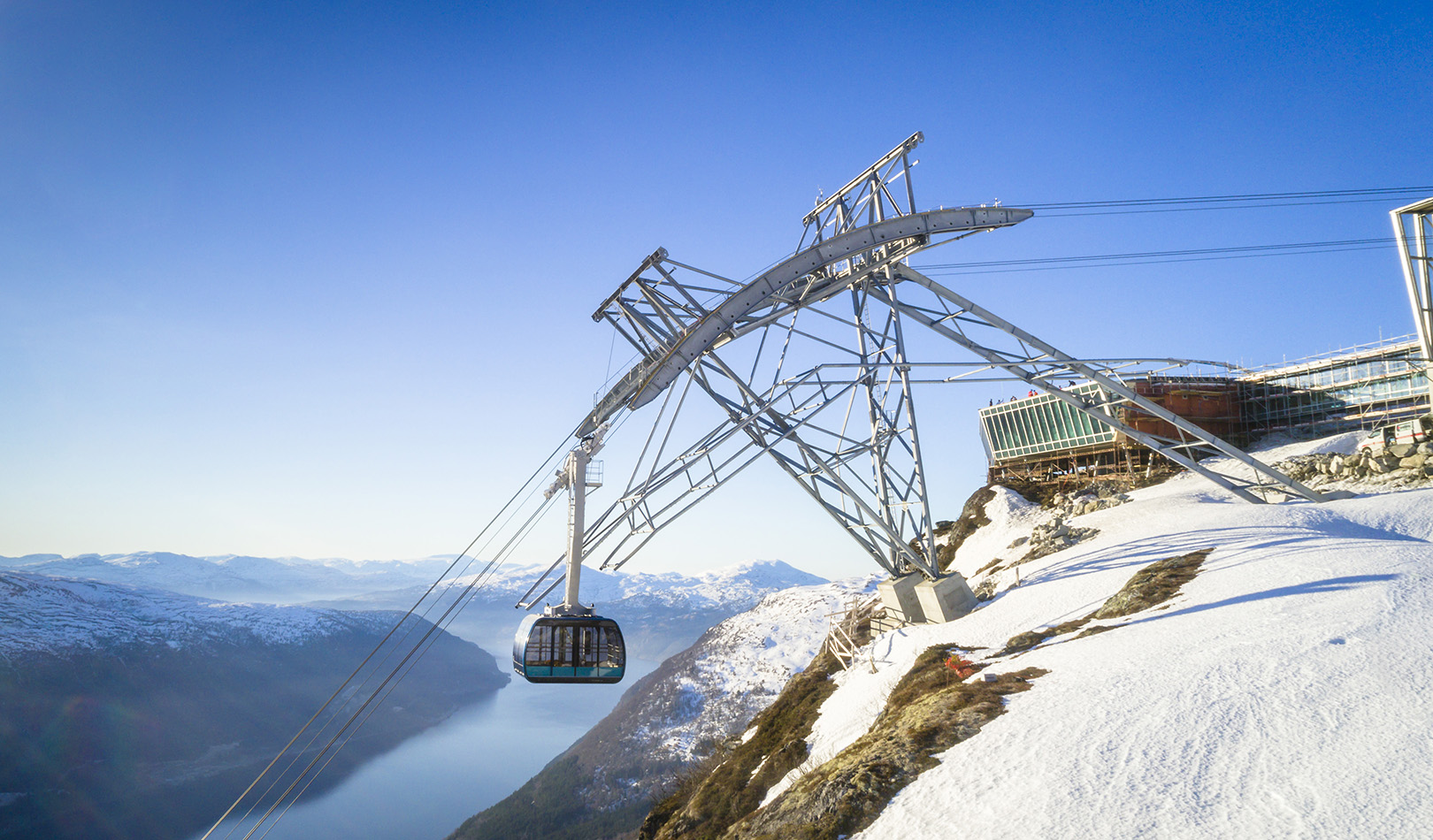 Loen skylift på toppen med utsikt til fjell og fjord.
