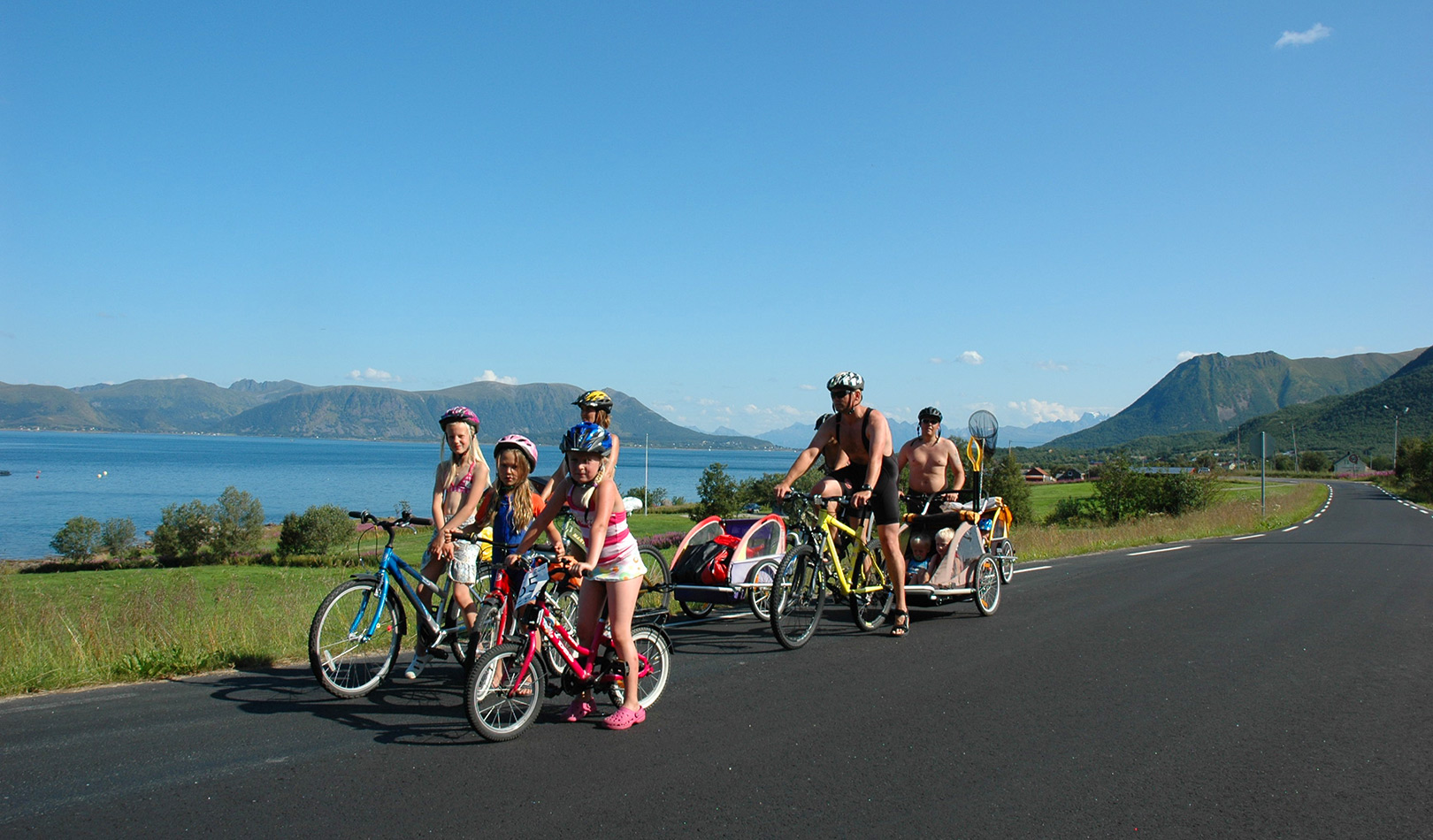 Familie på sykkeltur Hadseløya, Vesterålen