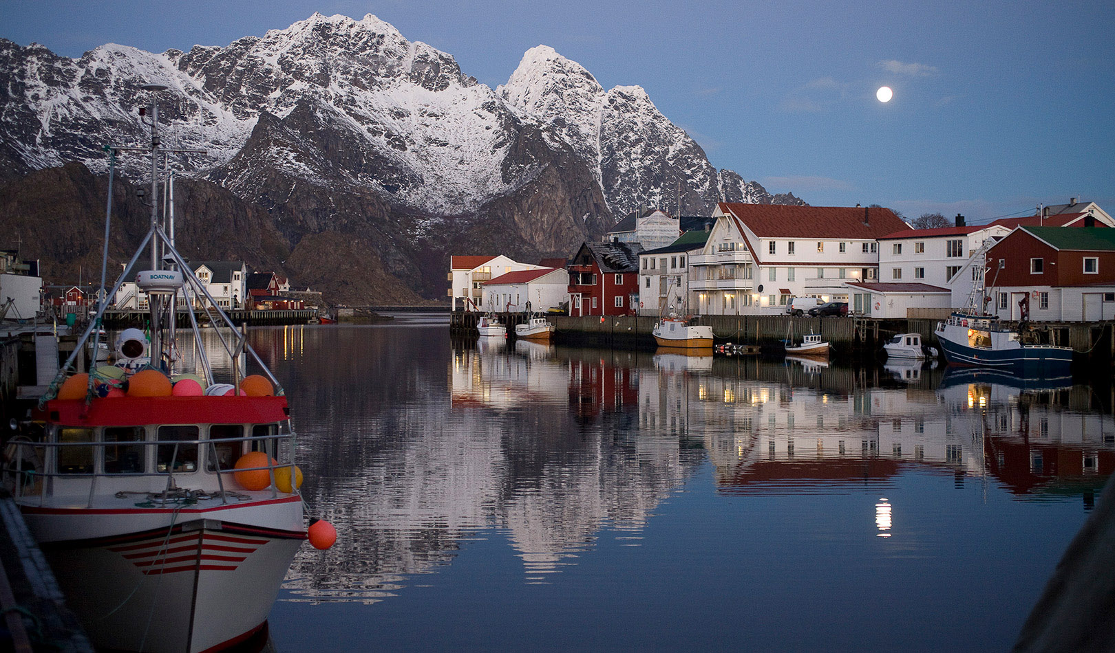 Månelys i Henningsvær. 