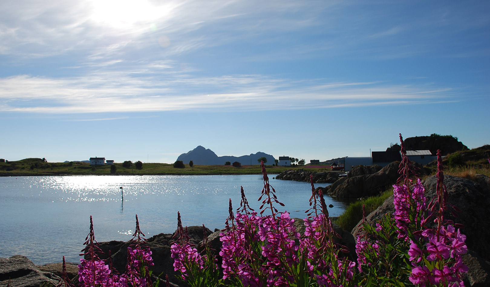 Solskinnsdag langs kysten av Vesterålen. 