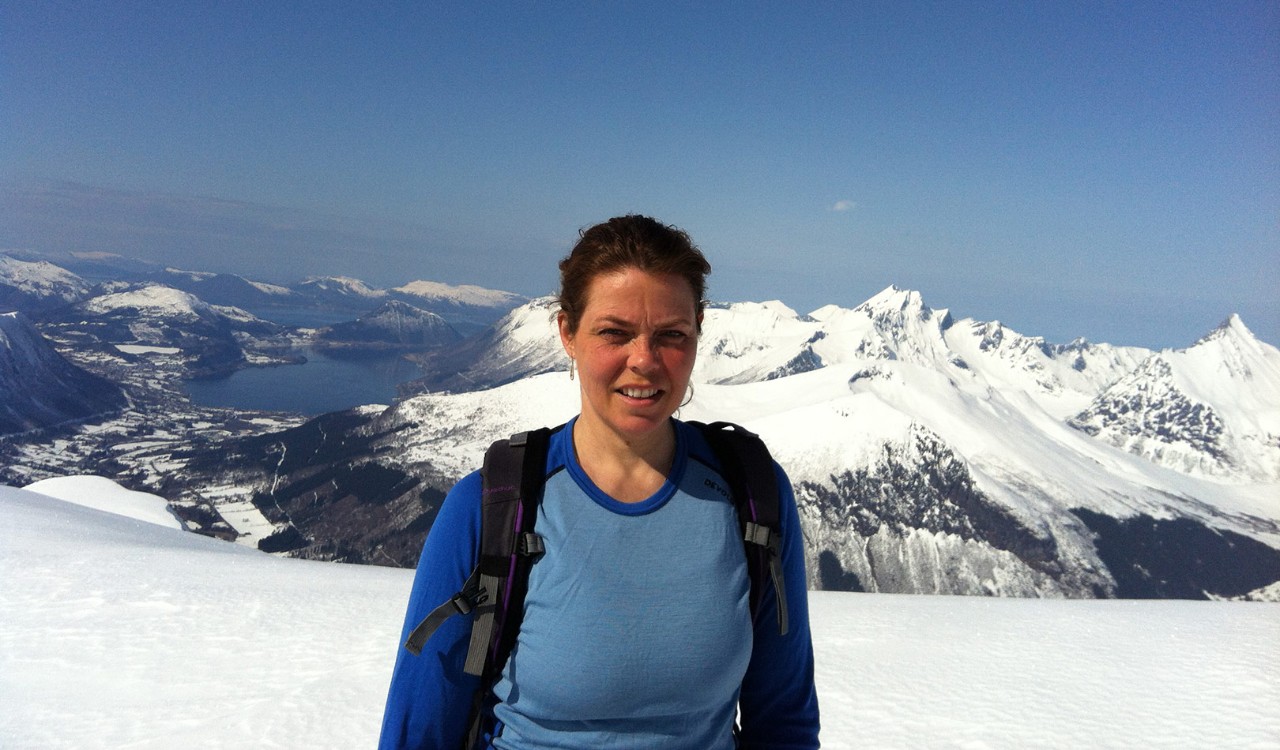 Kvinne på et snøkledd fjell, Ørsta/Volda, Sunnmøre. Woman on the top of a snowy mountain, Ørsta/Volda, Sunnmøre.