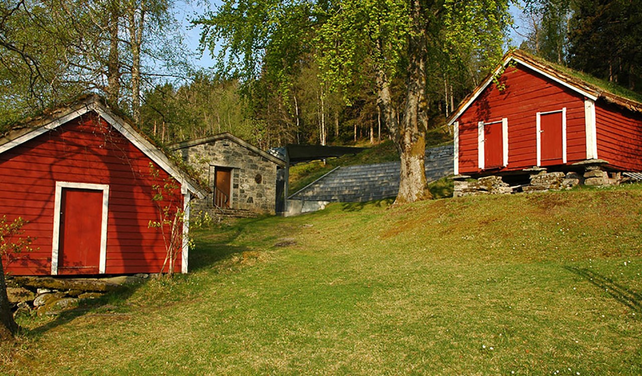 Gamletunet på Ivar Aasen-tunet, utenfor Ørsta på Sunnmøre. The Ivar Aasen Centre in Ørsta, Sunnmøre.