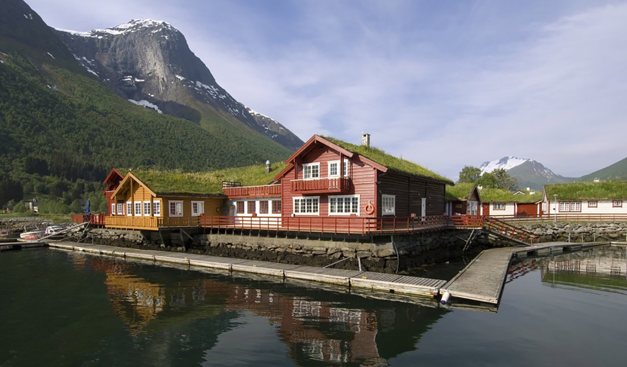 Bryggen og Sagafjord Hotell Sæbø. The docks and Sagafjord Hotel in Sæbø