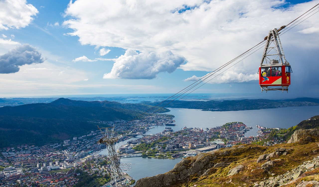 Taubanen som går til Ulriken med utsikt over Bergen. Cableway to the mountain Ulriken with great view over Bergen. 