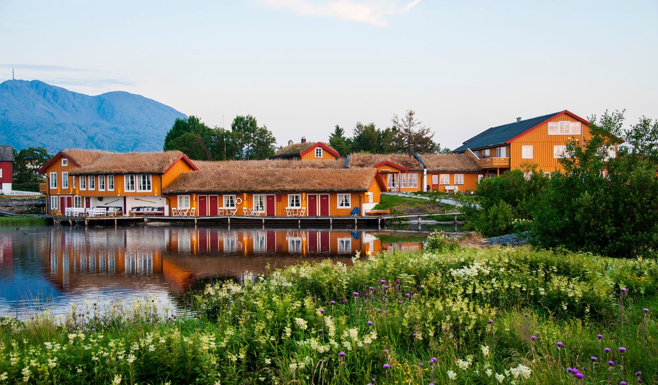 Vega Havhotell, lave hus med torvtak. Vega Ocean Hotel idyllic houses by the waterfront.