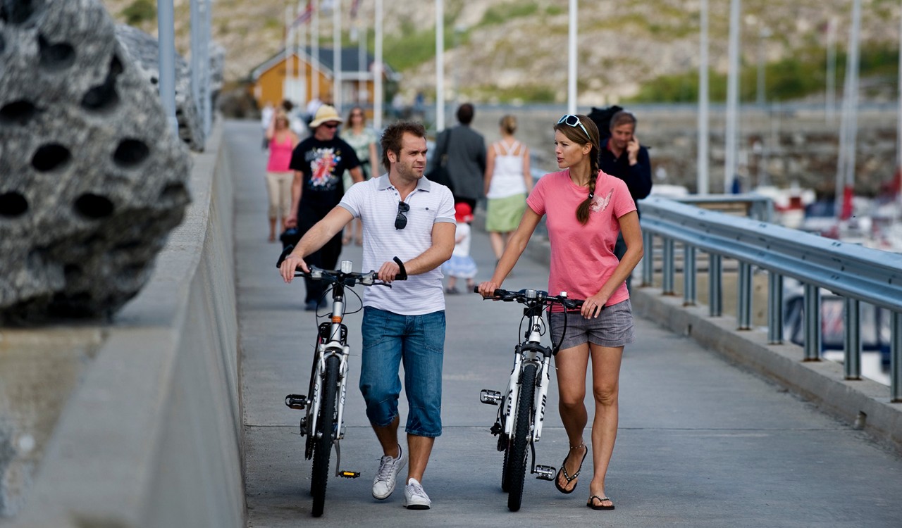 Par med sykler på brygga i Bodø. Couple with bikes on the pier in Bodø 