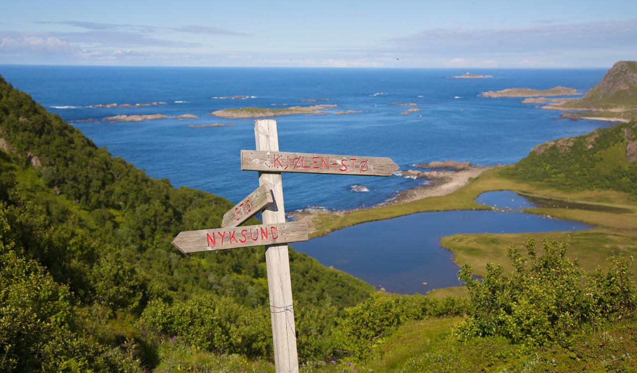Skilting ved Dronningruta mellom Stø og Nyksund i Vesterålen. Marked signs on the marked hiking rout Dronningruta "The queens route", Vesterålen.