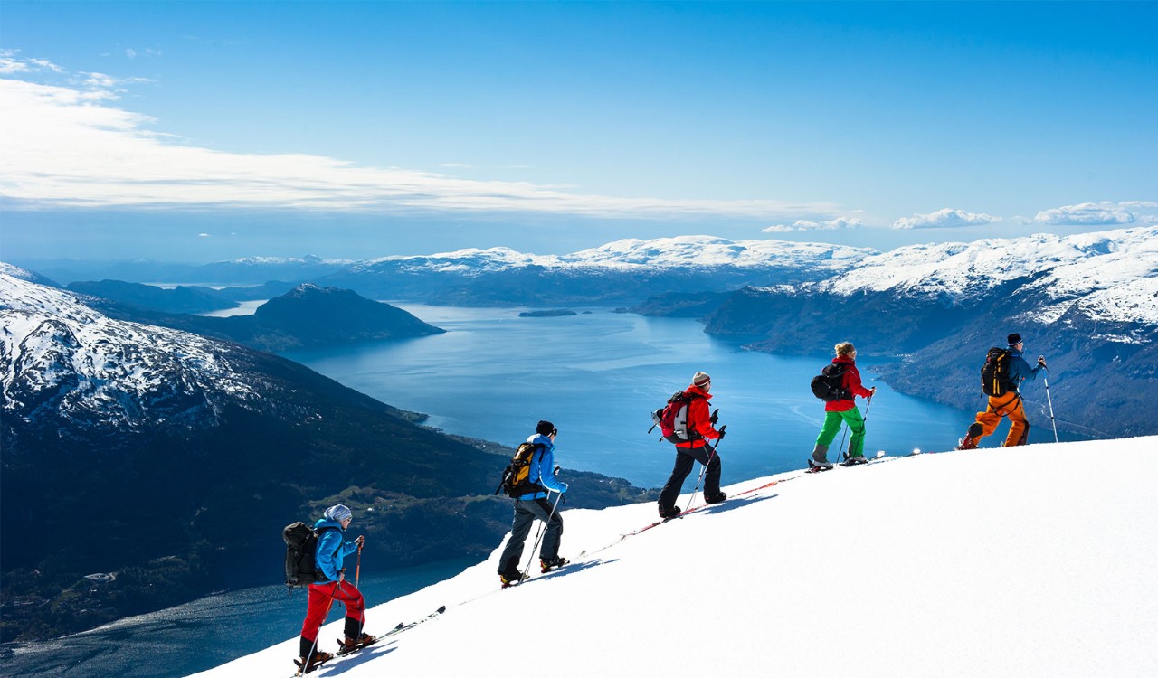 Fjord og ski i Fjord Norge