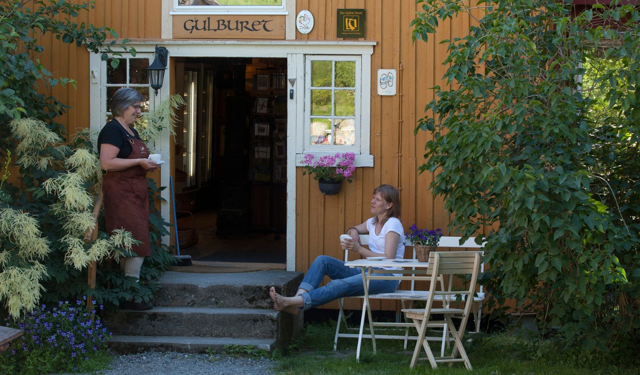 Gårdsbutikk og kafé Gulburet, hyggelig inngangsparti. Store and café called Gulburet in Inderøy, Trøndelag. 