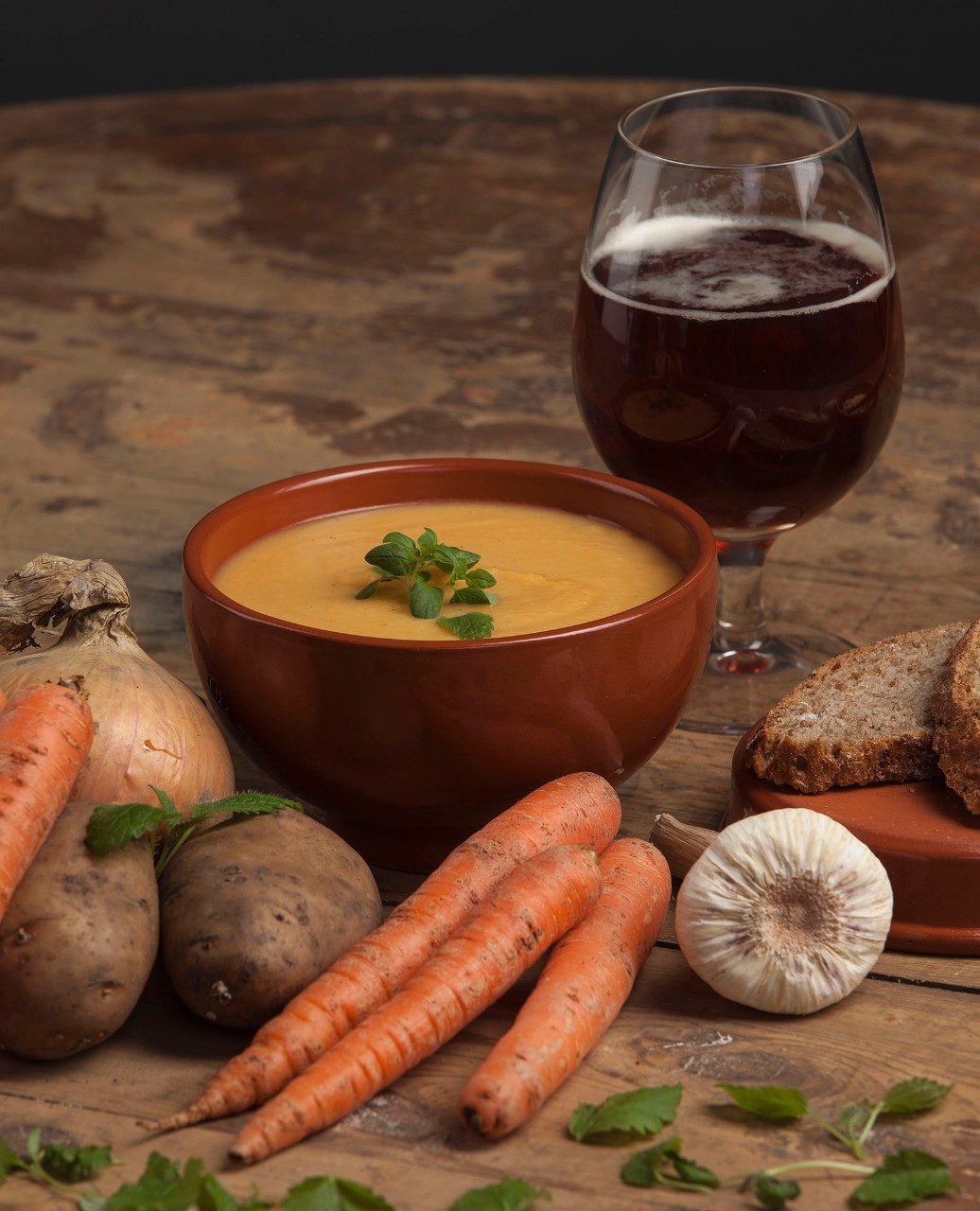 Grønnsaker, suppe og øl servert på Gulburet på Inderøy i Trøndelag. Vegetables, soup and beer served at Gulburet, INderøy, Trøndelag.
