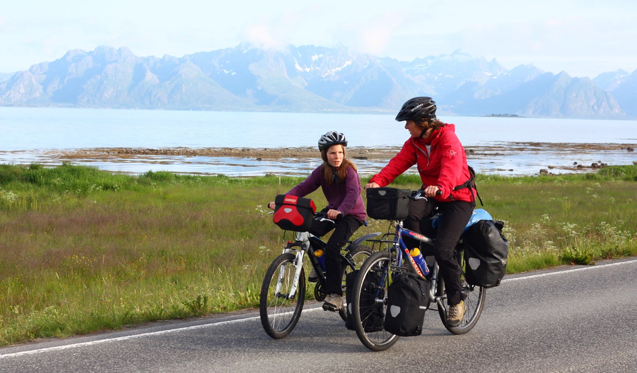 Mor og datter på sykkeltur i Hadsel, Vesterålen. Mother and daughter biking in Hadsel, Vesterålen.