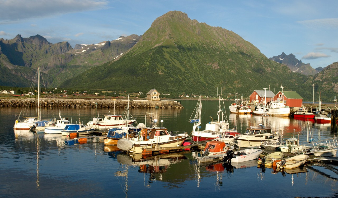 Båter ved havna I Lødingen, Vesterålen. Boats by the docks of Lødingen, Vesterålen.