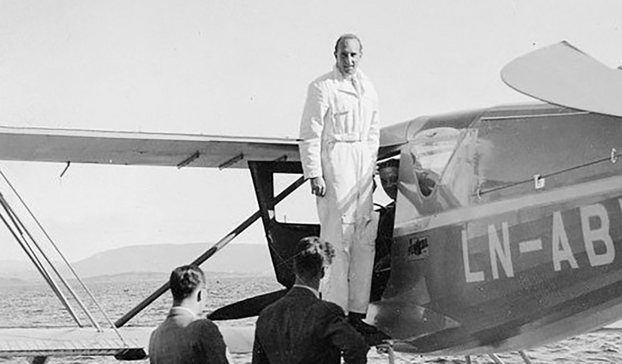 Historisk foto av luftfartpioneren Viggo Widerøe. Historic photo of the aircraft pioneer Viggo Widerøe.