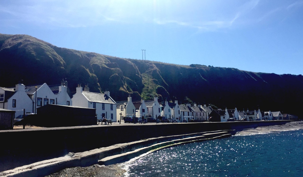 Pennan er en fiskelandsby med en husrekke og ti fastboende i Aberdeenshire
