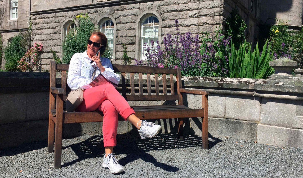 Slottet Balmoral Castle har en lydtjeneste som gjør det mulig for turistene å guide seg selv rundt på eiendommen. 