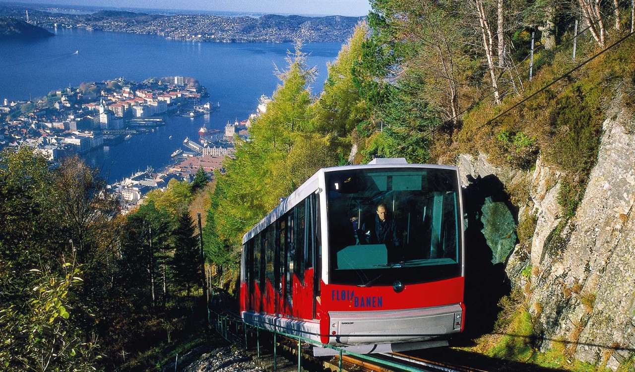 Fløibanen på vei oppover med utsikt til Bergen. Funicular on the way up to the mountain Fløien with Bergen in the background. 