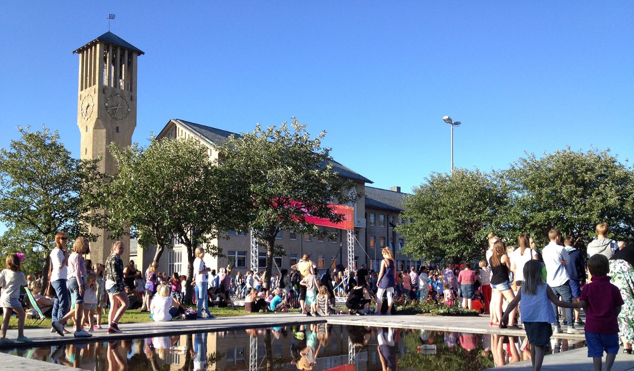 Folk utenfor rådhuset i Bodø. People outside city hall in Bodø.