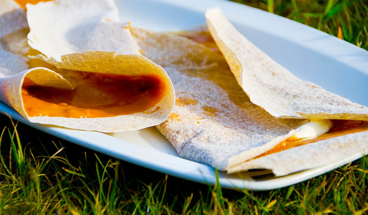 Lesfse med spesialiteten møsbrøm. Lefse made the traditional way.