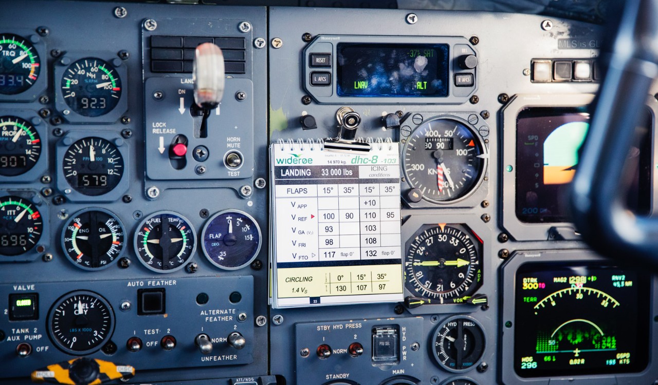 I cockpiten til et Widerøe-fly. In the cockpit of a Widerøe aircraft.