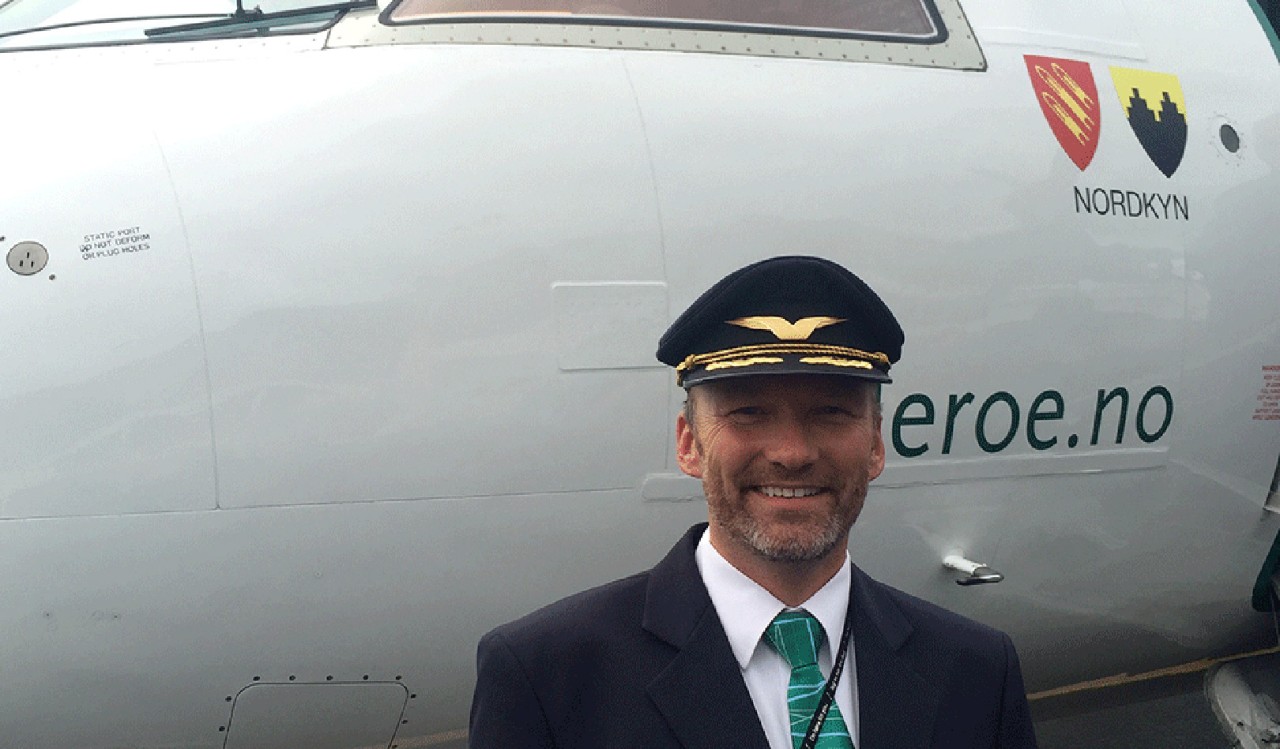 Kapteinen Bjørn Johnsen foran et fly. Captain Bjørn Johnsen by an aircraft.