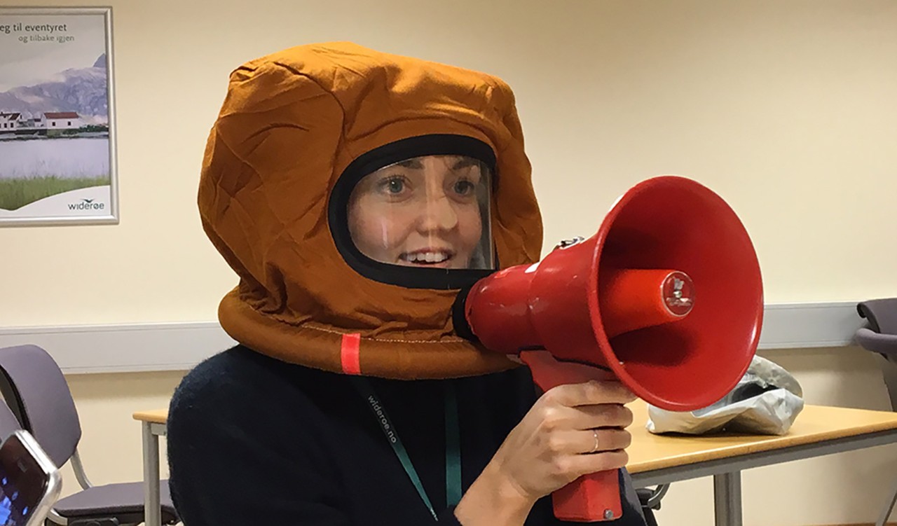 Widerøeansatt Cecilie Poulsen på sikkerhetskurs. Widerøe employee Cecilie Poulson participating in a safety course.