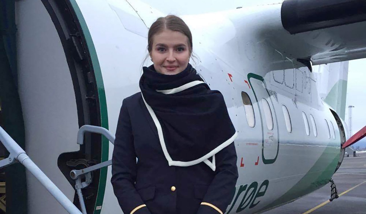Widerøe-ansatt Jeanette Larsen foran et Widerøe-fly. Widerøe employee Jeanette Larsen in fron of a Widerøe aircraft.